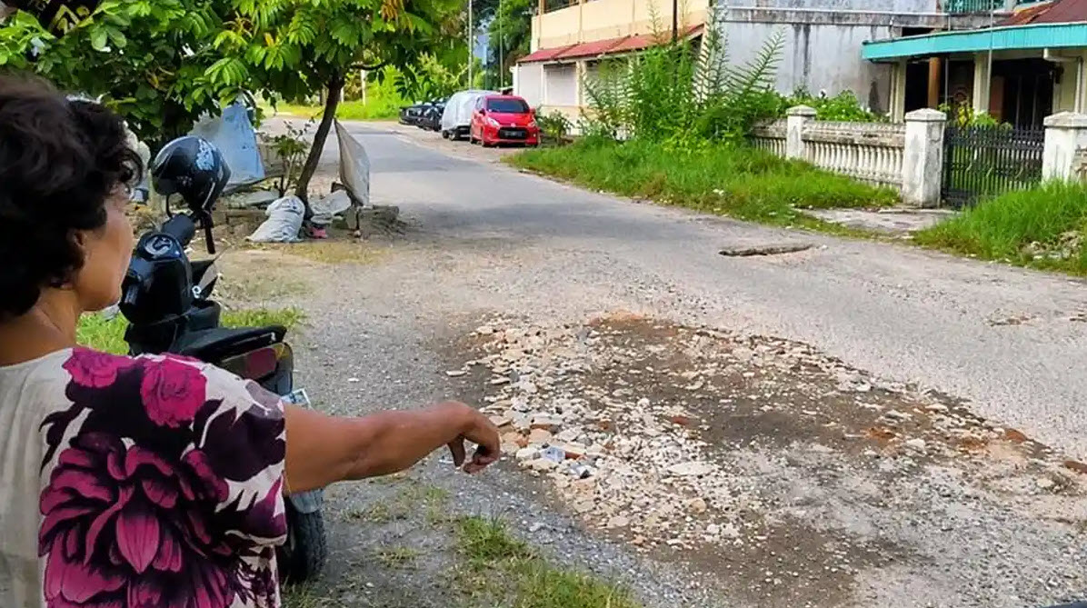 Kisah Ari, Pemulung di Padang yang Rela Tambal Jalan Berlubang dengan Puing Bangunan Demi Keselamatan Warga
