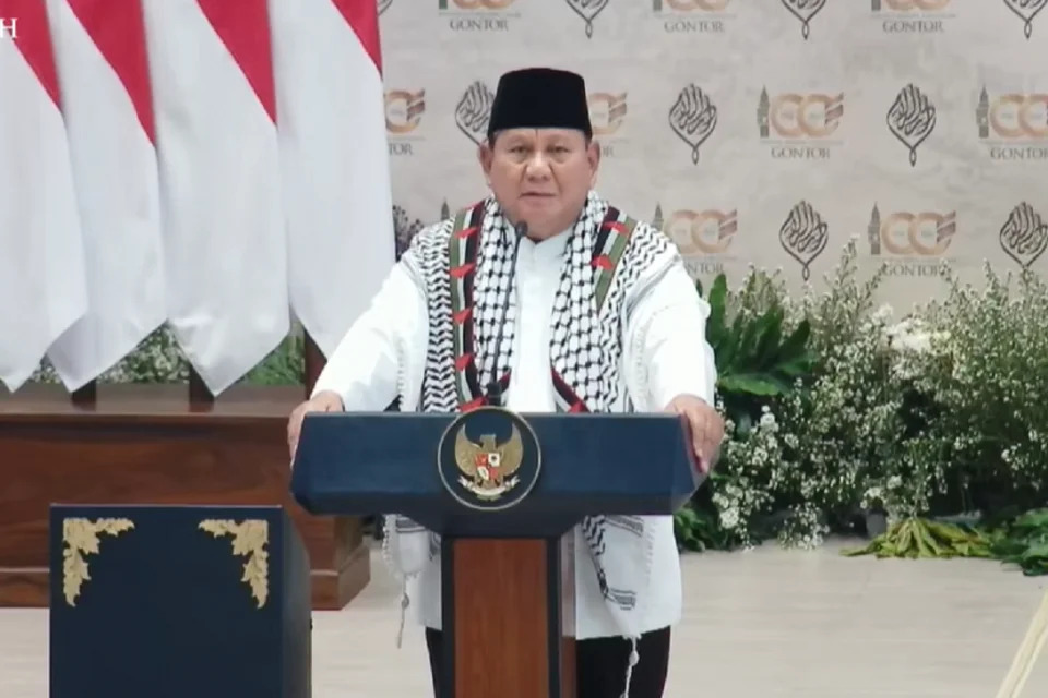 Presiden Prabowo Serukan Free Palestine di Syukuran 100 Tahun Gontor, Duta Besar Palestina Serahkan Keffiyeh